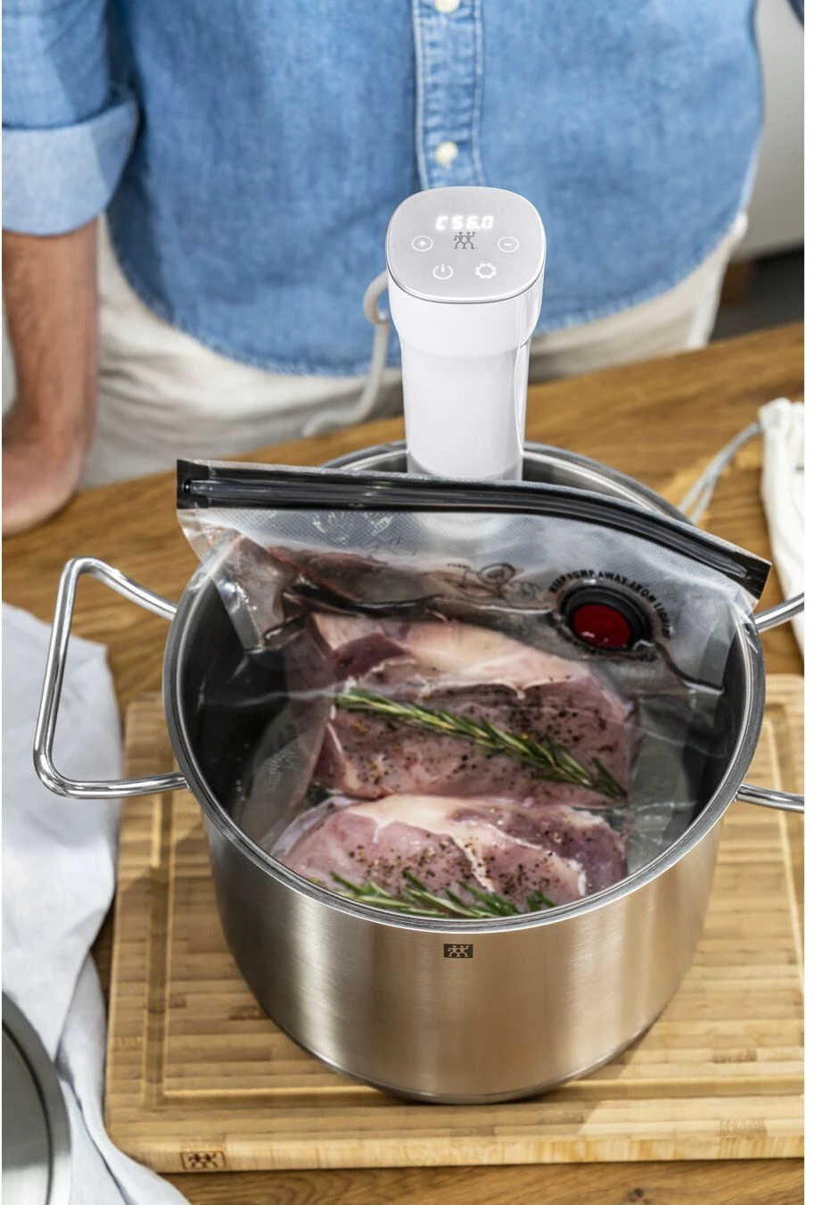 Zwilling Sous Vide Stick Enfinigy - Nauwkeurige Temperatuurinstelling - IPX7 Waterproof - Zwart 14 Zwilling Sous Vide Stick Enfinigy - Nauwkeurige Temperatuurinstelling - IPX7 Waterproof - Zwart - Afbeelding 12