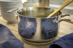 Saveur Selects Kookpan - TriPly RVS - ø 22 Cm / 4.7 Liter -Thuiskeuken 4QT Casserole Lifestyle 1 scaled 1