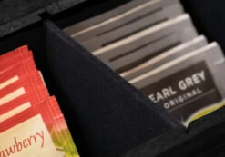 Sakura Tea Theedoos - Zwart - 6-vaks - Met Fluweel - 24 X 16 Cm 11 Sakura Tea Theedoos - Zwart - 6-vaks - Met Fluweel - 24 X 16 Cm -Thuiskeuken 5 detail 6 lang zwart 2