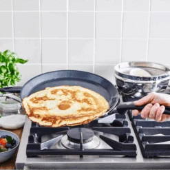 GreenPan Pannenkoekenpan Essentials - Zwart - ø 28 Cm - Keramische Anti-aanbaklaag 8 GreenPan Pannenkoekenpan Essentials - Zwart - ø 28 Cm - Keramische Anti-aanbaklaag -Thuiskeuken 667b28b228ec1bc1005fc3d1a08875dcfcdbfa72 GP ESS BA Bd Pancakepan Large NS Lifestyle a