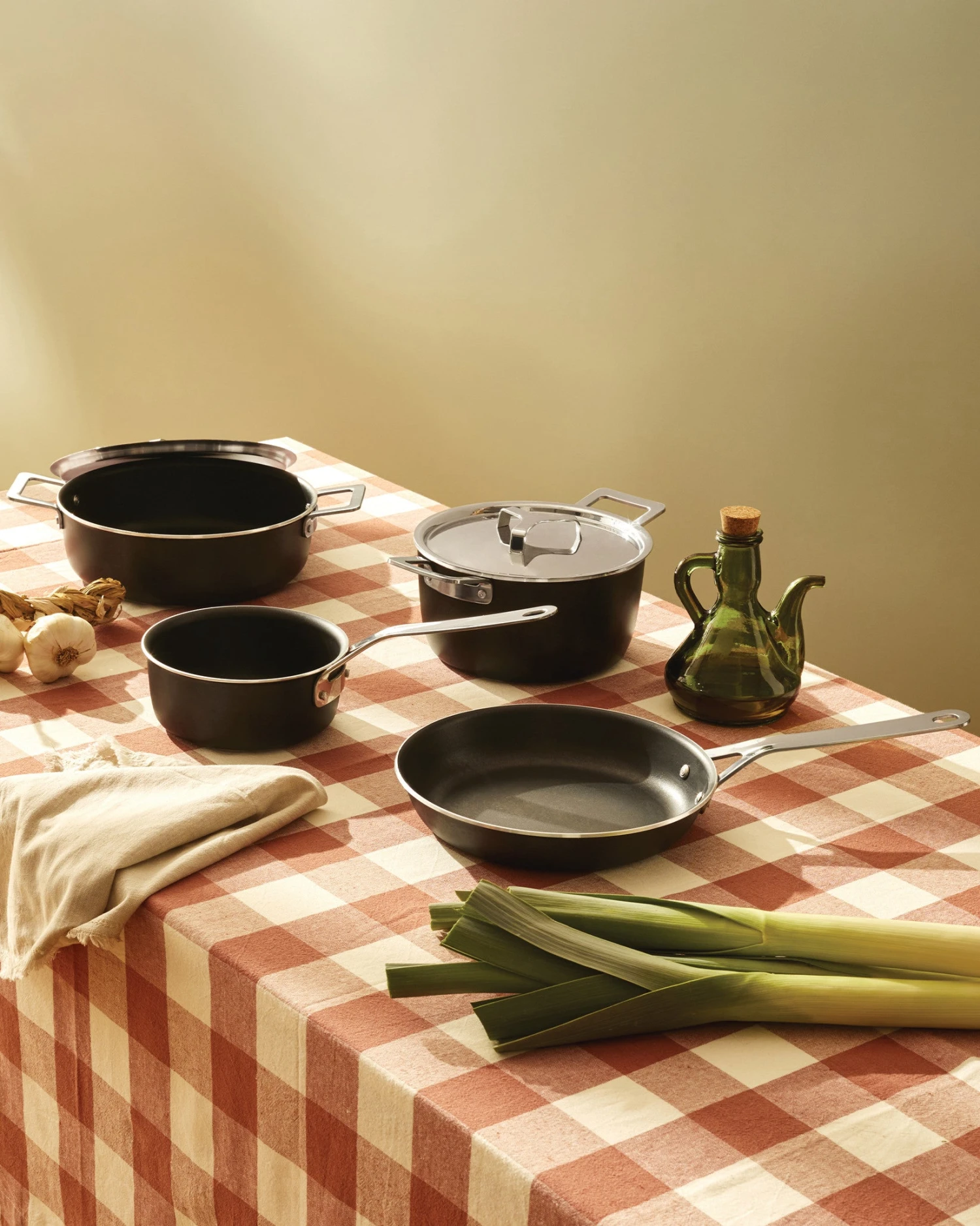 Alessi Pannenset Pots&Pans - AJM100S6 A - Zwart - 4 Delige Set - Door Jasper Morrison 4 Alessi Pannenset Pots&Pans - AJM100S6 A - Zwart - 4 Delige Set - Door Jasper Morrison - Afbeelding 2