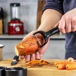 KitchenAid Dunschiller Classic 18 Cm - Zwart 9 KitchenAid Dunschiller Classic 18 Cm - Zwart -Thuiskeuken KitchenAid obierak do ziemniakow CLASSIC Onyx Black KCG145OHOBE 5057982065904