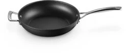 Le Creuset Sauteerpan Les Forgées TNS - ø 28 Cm / 3.2 Liter - Standaard Anti-aanbaklaag 10 Le Creuset Sauteerpan Les Forgées TNS - ø 28 Cm / 3.2 Liter - Standaard Anti-aanbaklaag -Thuiskeuken LC 20190328 ZS PS FS 51101280010202 002 1