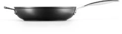 Le Creuset Sauteerpan Les Forgées TNS - ø 28 Cm / 3.2 Liter - Standaard Anti-aanbaklaag 13 Le Creuset Sauteerpan Les Forgées TNS - ø 28 Cm / 3.2 Liter - Standaard Anti-aanbaklaag -Thuiskeuken LC 20190328 ZS PS FS 51101280010202 003 1