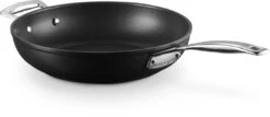 Le Creuset Sauteerpan Les Forgées TNS - ø 28 Cm / 3.2 Liter - Standaard Anti-aanbaklaag 15 Le Creuset Sauteerpan Les Forgées TNS - ø 28 Cm / 3.2 Liter - Standaard Anti-aanbaklaag -Thuiskeuken LC 20190328 ZS PS FS 51101280010202 005