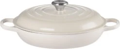 Le Creuset Braadpan Signature - Campagnard - Meringue - ø 30 Cm / 3.5 Liter 9 Le Creuset Braadpan Signature - Campagnard - Meringue - ø 30 Cm / 3.5 Liter -Thuiskeuken Le Creuset Braadpan Campagnard Signature Meringue