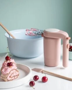 RIG TIG Rig-Tig Handmixer Foodie - 170 W - Roze 6 RIG TIG Rig-Tig Handmixer Foodie - 170 W - Roze -Thuiskeuken Marangrulltarta Rigtig bakalite.se 3