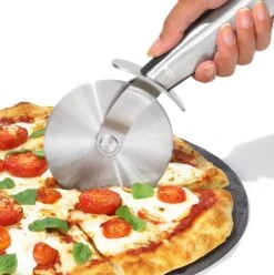 OXO Good Grips Pizzasnijder Steel 8 OXO Good Grips Pizzasnijder Steel -Thuiskeuken Oxo Pizzasnijdder Steel 2