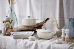 Le Creuset Braadpan Signature - Meringue - ø 26 Cm / 5.3 Liter 10 Le Creuset Braadpan Signature - Meringue - ø 26 Cm / 5.3 Liter -Thuiskeuken RS9584 New Meringue Range Shot f2.8 RETOUCHED lpr