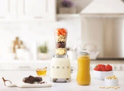 SMEG Smoothie Blender - Compact - Creme - 600 Ml - PBF01CREU -Thuiskeuken WEB PBF01CREU L01.eps