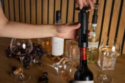 Sareva Wijnopener Set (met Wijnstopper. Foliesnijder & Schenktuit) 11 Sareva Wijnopener Set (met Wijnstopper. Foliesnijder & Schenktuit) -Thuiskeuken Wijnopener 04