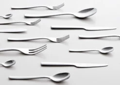 Alessi Gebaksvork Ovale - REB09/16 - Door Ronan & Erwan Bouroullec 7 Alessi Gebaksvork Ovale - REB09/16 - Door Ronan & Erwan Bouroullec -Thuiskeuken dezeen Ovale cutlery by Ronan and Erwan Bouroullec for Alessi 12 1 1