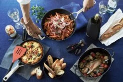 Le Creuset Sauteerpan Les Forgées TNS - ø 26 Cm / 2.7 Liter - Standaard Anti-aanbaklaag 9 Le Creuset Sauteerpan Les Forgées TNS - ø 26 Cm / 2.7 Liter - Standaard Anti-aanbaklaag -Thuiskeuken le creuset sauteerpan 26cm sfeer pannen