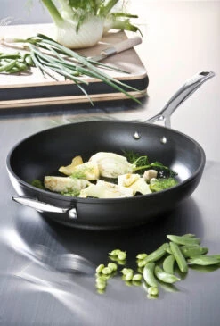 Le Creuset Sauteerpan Les Forgées TNS - ø 28 Cm / 3.2 Liter - Standaard Anti-aanbaklaag 12 Le Creuset Sauteerpan Les Forgées TNS - ø 28 Cm / 3.2 Liter - Standaard Anti-aanbaklaag -Thuiskeuken le creuset sauteerpan 28cm eten