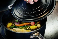 Le Creuset Hapjespan Les Forgées TNS - ø 26 Cm / 4 Liter - Standaard Anti-aanbaklaag -Thuiskeuken le creuset sauteerpan recht 26cm deksel
