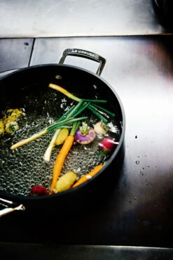 Le Creuset Hapjespan Les Forgées TNS - ø 26 Cm / 4 Liter - Standaard Anti-aanbaklaag -Thuiskeuken le creuset sauteerpan recht 26cm eten