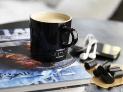 Le Creuset Mok - Ebbenzwart - 350 Ml -Thuiskeuken le creuset theemok zwart sfeer