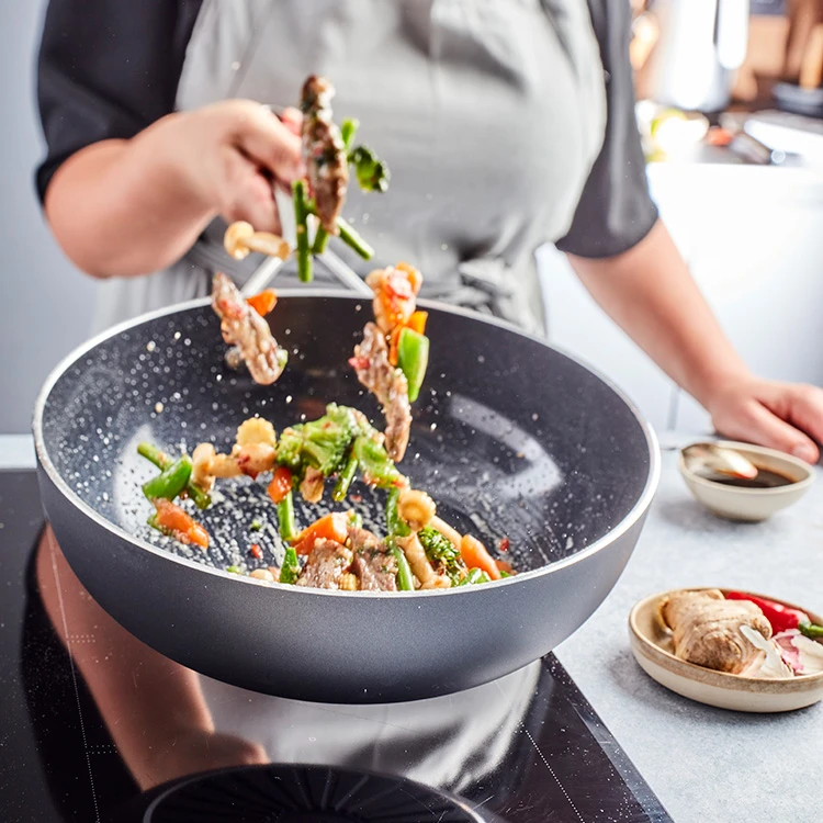 Demeyere Wokpan Alu Plus 3 - Ceraforce - ø 28 Cm - Keramische Anti-aanbaklaag 4 Demeyere Wokpan Alu Plus 3 - Ceraforce - ø 28 Cm - Keramische Anti-aanbaklaag - Afbeelding 2