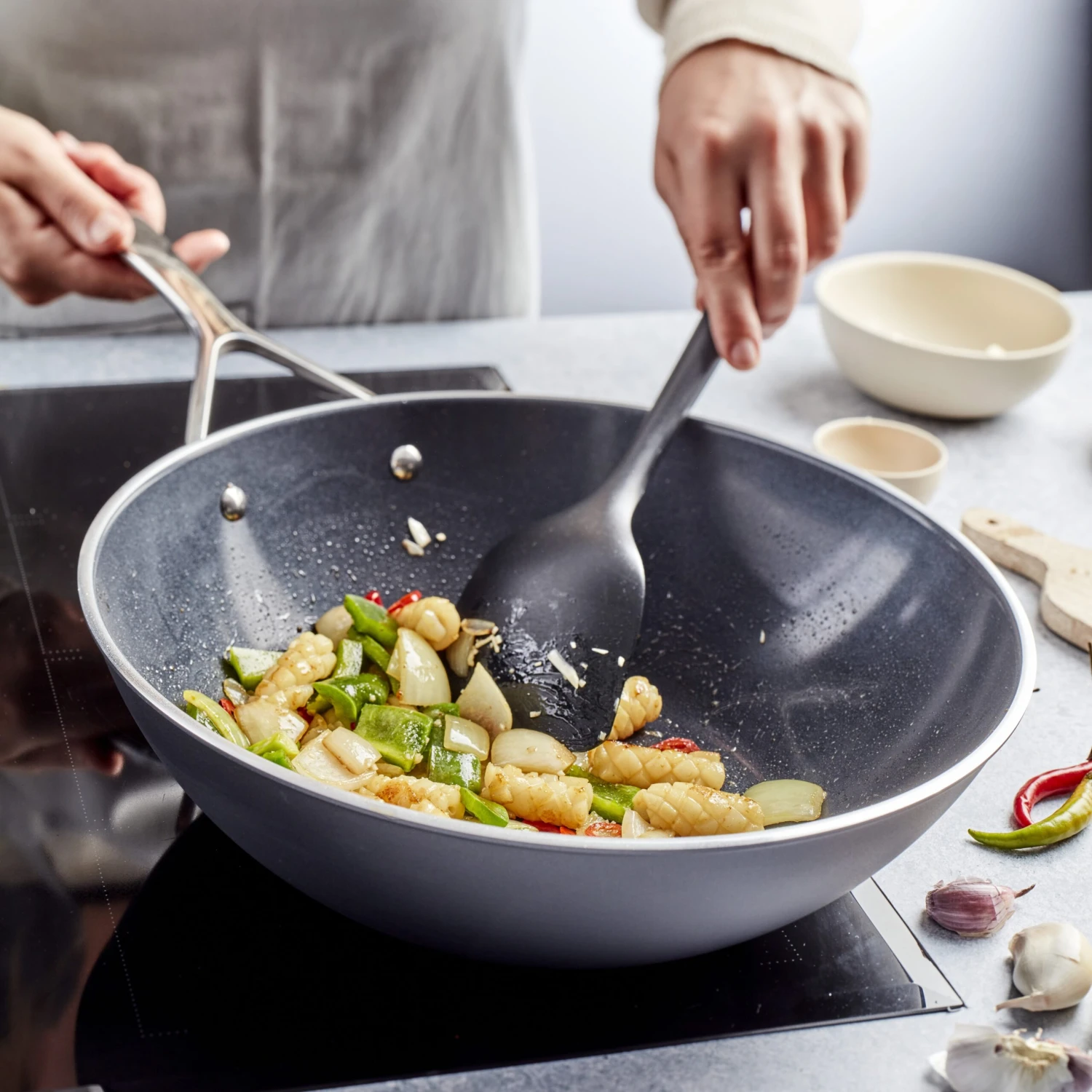 Demeyere Wokpan Alu Pro 5 - Ceraforce - ø 30 Cm - Keramische Anti-aanbaklaag 4 Demeyere Wokpan Alu Pro 5 - Ceraforce - ø 30 Cm - Keramische Anti-aanbaklaag - Afbeelding 2