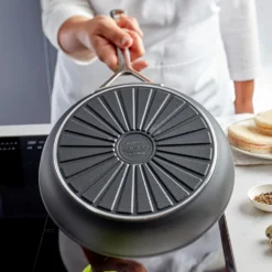 Demeyere Hapjespan Alu Pro 5 - Duraslide Titanium - ø 24 Cm / 3.2 Liter - Standaard Anti-aanbaklaag 11 Demeyere Hapjespan Alu Pro 5 - Duraslide Titanium - ø 24 Cm / 3.2 Liter - Standaard Anti-aanbaklaag -Thuiskeuken pdp masonry content demeyere radiant 750x750