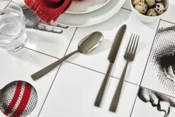 Sambonet Bestekset Flat - Zwart - 24 Delig / 6 Personen 10 Sambonet Bestekset Flat - Zwart - 24 Delig / 6 Personen -Thuiskeuken sambonet bestekset flat zwart sfeer2