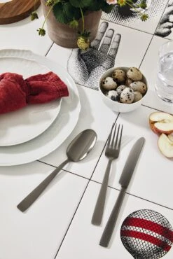 Sambonet Bestekset Flat - Zwart - 24 Delig / 6 Personen 11 Sambonet Bestekset Flat - Zwart - 24 Delig / 6 Personen -Thuiskeuken sambonet bestekset flat zwart sfeer3