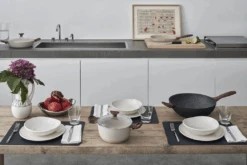 Sambonet Braadpan Rock 'n' Rose - Creme - ø 24 Cm / 4.5 Liter - Standaard Anti-aanbaklaag 13 Sambonet Braadpan Rock 'n' Rose - Creme - ø 24 Cm / 4.5 Liter - Standaard Anti-aanbaklaag -Thuiskeuken sambonet rock n rose sfeer8 1