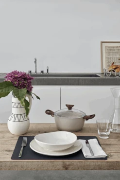 Sambonet Braadpan Rock 'n' Rose - Creme - ø 24 Cm / 4.5 Liter - Standaard Anti-aanbaklaag 14 Sambonet Braadpan Rock 'n' Rose - Creme - ø 24 Cm / 4.5 Liter - Standaard Anti-aanbaklaag -Thuiskeuken sambonet rock n rose sfeer9