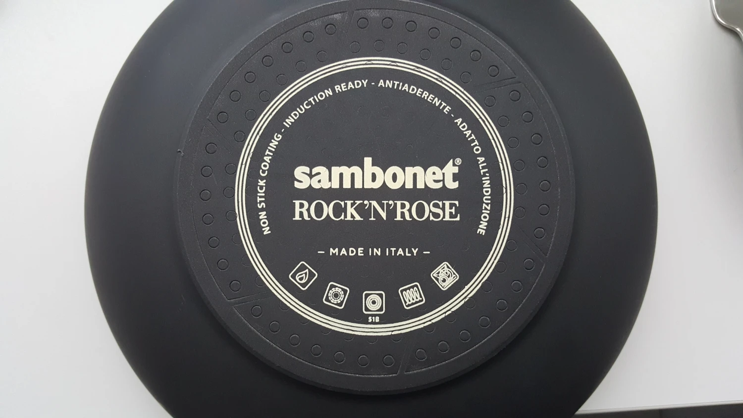 Sambonet Braadpan Rock 'n' Rose - Creme - ø 24 Cm / 4.5 Liter - Standaard Anti-aanbaklaag 9 Sambonet Braadpan Rock 'n' Rose - Creme - ø 24 Cm / 4.5 Liter - Standaard Anti-aanbaklaag - Afbeelding 7
