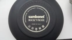 Sambonet Wokpan Rock 'n' Rose - Creme - ø 28 Cm - Standaard Anti-aanbaklaag 11 Sambonet Wokpan Rock 'n' Rose - Creme - ø 28 Cm - Standaard Anti-aanbaklaag -Thuiskeuken sambonet rock n rose achterkant 2