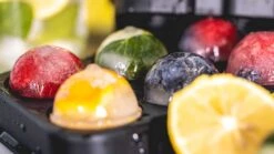 Sareva IJsblokjesvorm - 6 Ronde Ijsbollen - Siliconen - Easy Release - Herbruikbaar 12 Sareva IJsblokjesvorm - 6 Ronde Ijsbollen - Siliconen - Easy Release - Herbruikbaar -Thuiskeuken sereva ijs sfeer 24