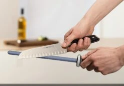 Wusthof Slijpstaaf Keramisch 26 Cm 8 Wusthof Slijpstaaf Keramisch 26 Cm -Thuiskeuken sharpening 4455 in action