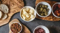 Jay Hill Serveerplank Tunea Olijfhout Schors 29 - 31 Cm -Thuiskeuken tunea 21 1 2